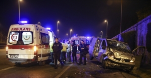 İstanbul'da panelvanla otomobil çarpıştı: 2 yaralı