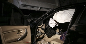 İstanbul'da park halindeki kamyona çarpan otomobildeki 2 kişi yaralandı