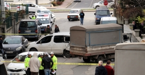 Kaza yapan kamyonetle duvar arasında sıkışan kişi öldü, eşi yaralandı