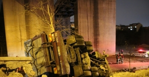 Kocaeli'de zeytinyağı yüklü kamyon devrildi: 1 yaralı