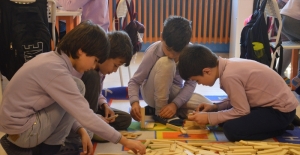 Minik öğrenciler ev ortamına dönüştürülen sınıfta eğlenerek öğreniyor