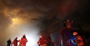 Mobilya imalathanesinde çıkan yangın nedeniyle 2 iş yeri zarar gördü