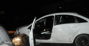 Şüpheli araç polis otosuna çarptı: 2'si polis 3 yaralı