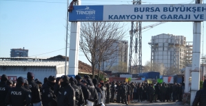 Bursa'da kamyon şoförleri kontak kapatma eylemi yaptı