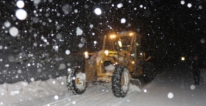 Bursa'da yoğun kar yağışında mahsur kalan otomobil sürücüsünü belediye ekipleri kurtardı