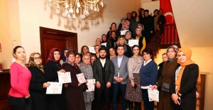İş yeri açan 40 kadın girişimciye başarı sertifikaları verildi
