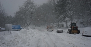 Kazdağları'nda yoğun kar yağışı ulaşımı olumsuz etkiliyor