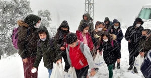 Aydın'da yolda mahsur kalan öğrencilere Büyükşehir ekipleri yetişti