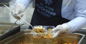 Aydın Büyükşehir'den 25 bin vatandaşa sıcak yemek
