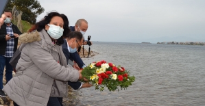 Aydın'da mübadiller anısına denize çiçek
