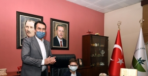 Başkan Mustafa Dündar koltuğunu çocuklara devretti