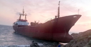 Bozcaada'da 70 metrelik gemi karaya oturdu