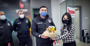 Bursa'da gazetecilerden polis ekiplerine 'ihbar'lı kutlama