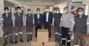İzmir Bergama'da işçilere gıda yardımı
