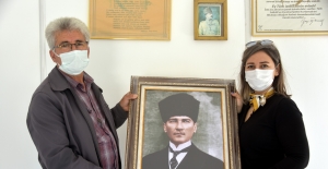 İzmir'de Aliağalı muhtarlara Atatürk Portresi hediyesi