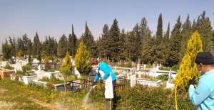 Manisa'da bayram öncesi mezarlıklarda hummalı çalışma