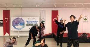 Bursa Osmangazi'de gençler tiyatro öğreniyor