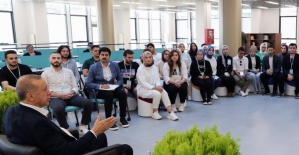 Cumhurbaşkanı Erdoğan, kütüphane açılışı sonrası gençlerle bir arada