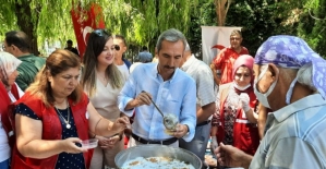 İzmir Urla'da Türk Kızılay'dan aşure ikramı