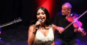 Ünlü şarkıcı Laura Khalil Hatay'ı coşturdu