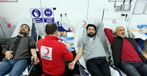Bingöl'de gazetecilerden Kızılay'a kan bağışı