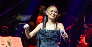 Yıldız Tilbe Türkiye'nin en eğlenceli kadın şarkıcısı