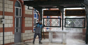 Çayırova'da ibadethane avlularında temizlik çalışması