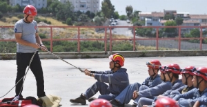 İzmir'in genç itfaiyecileri sıkı eğitimden geçiyor