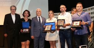 Başarılı gazeteciler ödüllerini Başkan Bozbey’in elinden aldı
