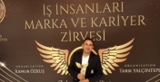Serdar Kılınç  "Yılın En Dikkat Çeken Fantezi Müzik Sanatçısı" ödülünü aldı!